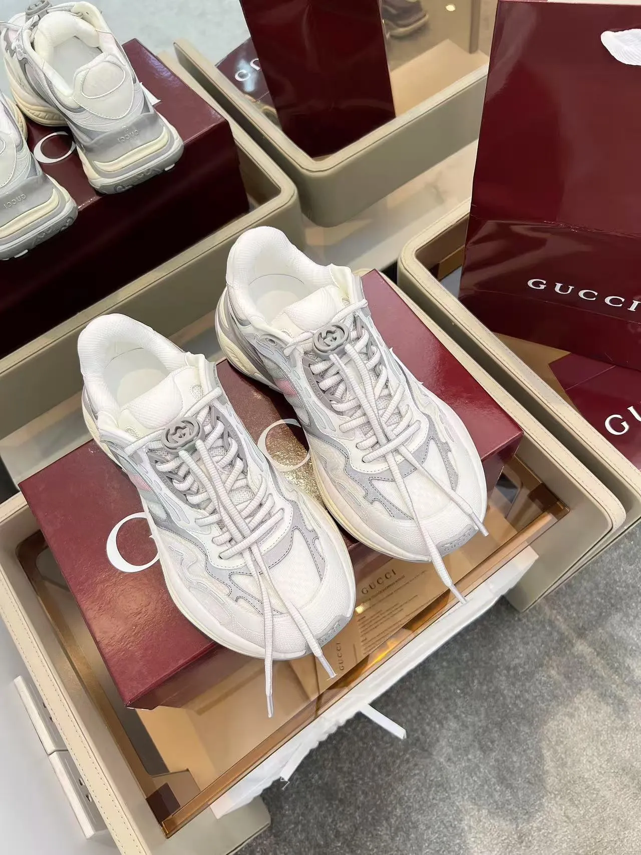 [G Home] P: 900💰 Couple style, size 35-41 for women, 39-46 for men, (Customized for women 41.46) 2025 Gucci Couple Series 2.0 sports shoes are made with heavy investment❤️‍🔥❤️‍🔥❤️‍🔥Renewed interpretation of the brand's iconic striped webbing elements😍😍When retro genes collide with futuristic design🎊🎊This new pair of Gucci shoes directly reaches the trend threshold💥 ✔️Color combination of caron contrast + classic stripes, GG reflective piping, visual impact, and comes with a high-light filter for street use ✔️ The structure is multi-layered with different materials, mesh is breathable, leather is shaped, and the outsole is a combination of EVA foam and TPU 😍😍😍Fashion and practicality are both online ✔️ Detailed double G midsole + iconic double G lock shoelaces, retro DNA is crazy and restless, and every step is based on the trendy aesthetic ❤️❤️❤️